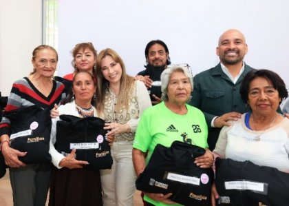 Puebla lista para las olimpiadas de oro 2026; Ceci Arellano entrega uniformes a delegaci&oacute;n estatal