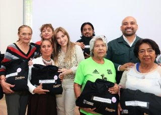 Puebla lista para las olimpiadas de oro 2026; Ceci Arellano entrega uniformes a delegaci&oacute;n estatal