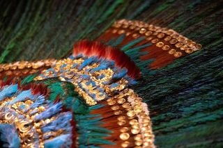 Mexicanos hackean audiogu&iacute;as en este museo; piden regreso del penacho de Moctezuma