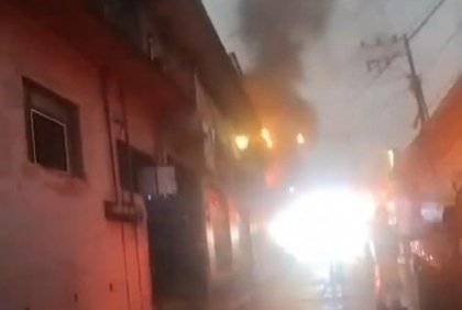 Llamas consumen carnicer&iacute;a sobre la avenida Luis G&aacute;lvez en Teziutl&aacute;n