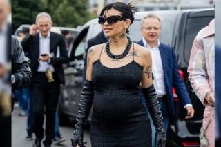 Cazzu impacta en calles de Par&iacute;s y presume su pancita de embarazo
