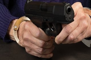 &iexcl;Se hart&oacute; de la m&uacute;sica! Polic&iacute;a se molesta, saca su arma y dispara a su vecino tras fuerte discusi&oacute;n en Argentina