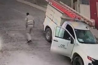 Indignante!! Trabajador de la CFE atropella a perrito ciego