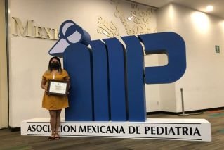 Egresada de la Licenciatura en Nutrici&oacute;n Cl&iacute;nica de la BUAP es distinguida con el premio &ldquo;Dr L&aacute;zaro Benavides V&aacute;zquez&rdquo;