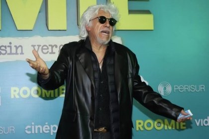 &iquest;Broma de mal gusto? &ldquo;Pocholo&rdquo; finge infarto en plena obra de teatro; en redes lo critican