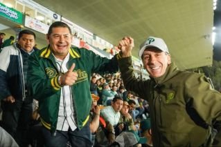 Pepe Chedraui acudi&oacute; al partido de arranque de Pericos