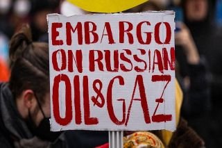 EU y la UE podr&iacute;an prohibir las importaciones de petr&oacute;leo ruso