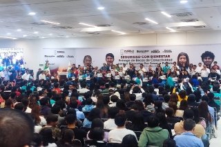 Entregan becas de conectividad a j&oacute;venes poblanos para impulsar el acceso digital