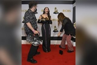&iexcl;Inesperado momento! A Olivia Rodrigo se le cae uno de sus tres Grammy y se le rompe