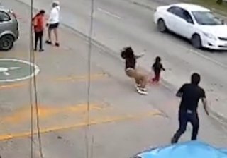 Se lanza al pavimento para salvar a una ni&ntilde;a de ser atropellada en la 11 Sur