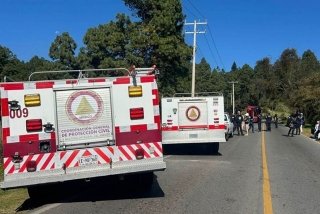 Vuelca cami&oacute;n de pasajeros sobre la carretera Santiago-Chalma y deja seis heridos