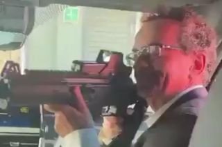 Embajador de Reino Unido en M&eacute;xico, destituido tras video con un rifle
