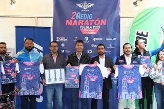 Presenta Ayuntamiento de Puebla playera y medalla del medio marat&oacute;n&nbsp;