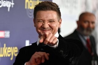 Jeremy Renner sali&oacute; del hospital para ver su propio show