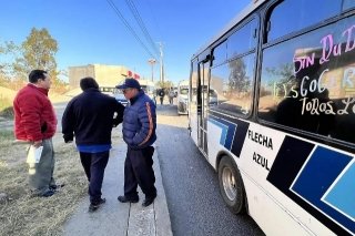 Con total impunidad, cuatro sujetos armados asaltan ruta Flecha Azul en Puebla; usuarios exigen resultados a Pepe Chedraui