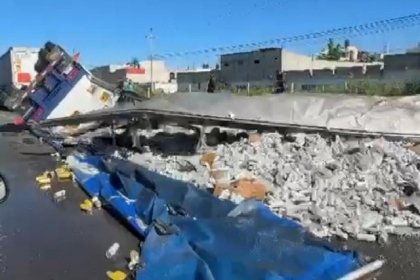 Tr&aacute;iler con cerveza sufre volcadura en la autopista M&eacute;xico&ndash;Puebla