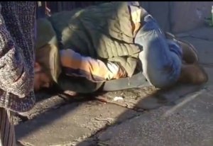 &iexcl;Horror en pleno centro de la capital poblana! Sangriento ataque deja a hombre desangr&aacute;ndose en la banqueta