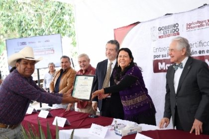 Puebla consolida liderazgo nacional en producci&oacute;n de mezcal con 91 medallas