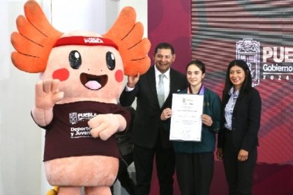 Puebla es referente nacional en deporte; reconoce gobernador a medallista en escalada