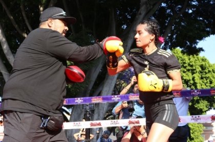 Con poblanas y poblanos "La Bonita" S&aacute;nchez realiza entrenamiento en el Z&oacute;calo