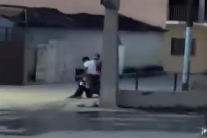 Antelmo Aguilar, regidor de Santa Ana Tecolapa, arrastra a lomito