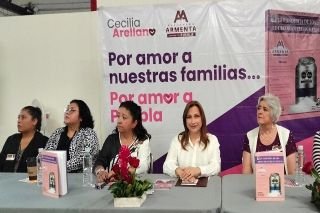 Ceci Arellano se re&uacute;ne con integrantes del Grupo Puebla 500