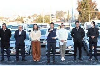 Eduardo Rivera entrega veh&iacute;culos para fortalecer el servicio p&uacute;blico municipal