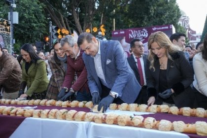 Presiden Alejandro Armenta y Pepe Chedraui la partida de Rosca Monumental en el Z&oacute;calo de Puebla
