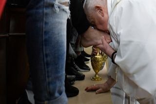 Sin silla de ruedas, Papa Francisco acude a c&aacute;rcel romana y lava los pies de 12 presos en Jueves Santo