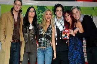 &iexcl;Sin importar el fr&iacute;o! Fans de RBD en Monterrey acampan por horas para conseguir boletos