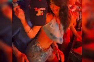 Peso Pluma y Kenia Os perrean en concierto de Bad Bunny