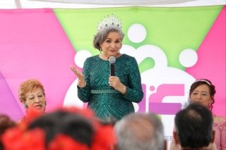 Corona SMDIF de Puebla a la nueva reina de la primavera de adultos mayores