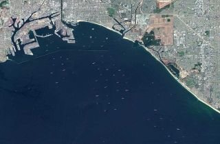 Decenas de barcos atascados en EU: as&iacute; se ven desde espacio