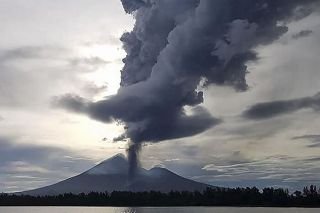 Volc&aacute;n en Pap&uacute;a Nueva Guinea entra en erupci&oacute;n