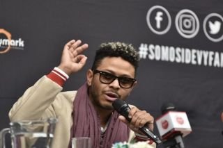 Kalimba llora durante concierto, tras acusaci&oacute;n de abuso sexual