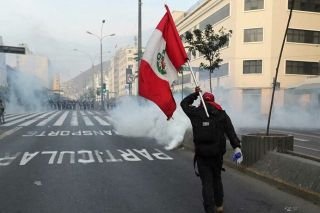 En Per&uacute;, suman siete muertos tras propuesta de elecciones anticipadas y simpatizantes de Castillo prometen luchar hasta el fin