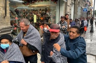 Atiende Gobierno de Puebla a abuelitos ante lluvias invernales