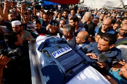 Mueren dos periodistas por bombardeos en Gaza