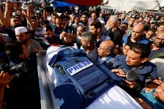 Mueren dos periodistas por bombardeos en Gaza