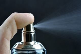 Para clientes de pocos recursos, perfumista de Siria recrea aromas de lujo