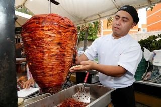 Tragedia!!! camioneta se estrella contra puesto de tacos