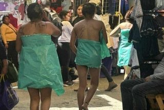 Comerciantes rapan a mujeres acusadas de robo en el tianguis de San Mart&iacute;n Texmelucan