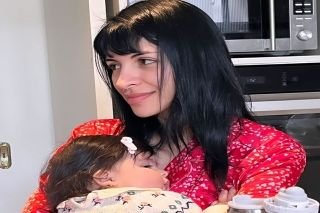 Cazzu reaparece al natural en tierna foto con su hija ante rumores de Nodal y &Aacute;ngela Aguilar