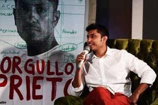 Viralizan caso de capa usada por Tenoch Huerta; no reconocen a artesana