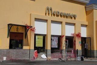 Veganos vandalizan McDonald&rsquo;s de San Jos&eacute;