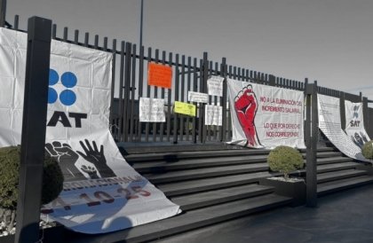 Oficinas del SAT Angel&oacute;polis sin servicio, trabajadores exigen se respete su aumento salarial del 12%