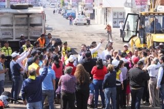 Tras 30 a&ntilde;os de abandono, gobierno estatal pavimenta 105 calles al norte de Puebla