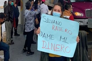 Maestros cierran edificios gubernamentales por falta de pago