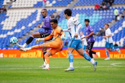 Gobierno de Puebla da seguimiento a la reparaci&oacute;n del c&eacute;sped en el estadio Cuauht&eacute;moc