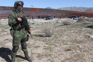 Migrante se queda atorado en el muro de la frontera entre M&eacute;xico y Estados Unidos